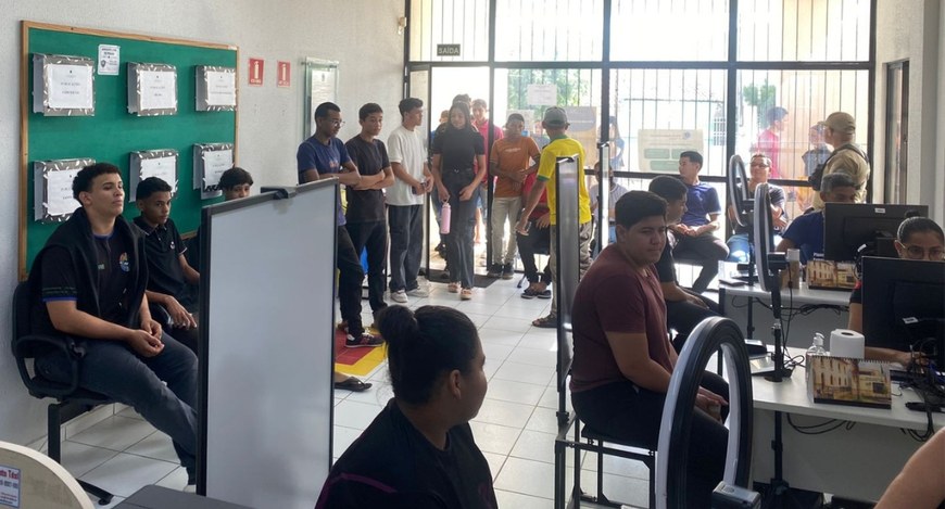 #PraTodosVerem: Registro de um mutirão de atendimento eleitoral com diversos jovens aguardando e...