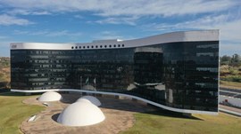 94 anos da Justiça Eleitoral: brasileiras e brasileiros celebram valor da data #PraTodosVerem: Na fotografia aparece o edifícios ede do TSE em Brasília.