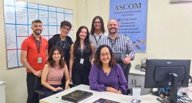 #PraTodosVerem: Na fotografia aparece um grupo de pessoas, em um ambiente de trabalho; à esquerd...