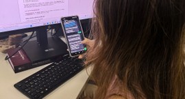 #PraTodosVerem: na fotografia aparece uma mulher realizando a consulta de sua situação eleitoral...