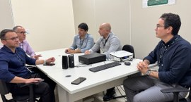 #PraTodosVerem: Na fotografia, aparecem cinco homens sentados ao redor de uma mesa retangular, a...