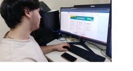 #PraTodosVerem: Na fotografia aparece um homem, olhando para a tela do computador que mostra o s...