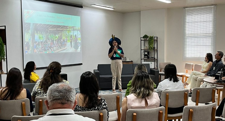 #Pratodosverem: Na fotografia uma mulher indígena com um cocar ( adereço característico da cultu...