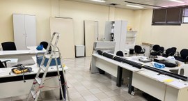 #PraTodosVerem: Na fotografia aparece uma sala ampla em reforma. O ambiente possui piso claro em...