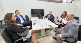 #PraTodosVerem: Na fotografia aparece um grupo de pessoas reunidas em torno de uma mesa