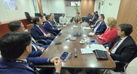 #PraTodosVerem: Na fotografia aparece um grupo de pessoas reunidas em torno de uma mesa, tendo o...