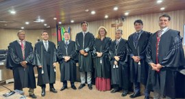 #PraTodosVerem: Na fotografia aparecem sete homens e uma mulher, em pé, vestindo togas, à Corte ...