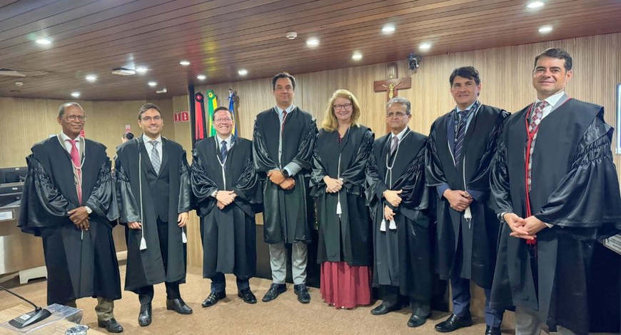 #PraTodosVerem: Na fotografia aparecem sete homens e uma mulher, em pé, vestindo togas, à Corte ...