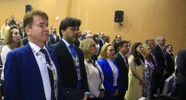 #PraTodosVerem: Na fotografia aparece o desembargador Márcio Murilo em pé cercado tendo ao lado ...