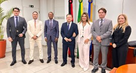 #Pratodosverem: Na fotografia aparece sete pessoas com roupas formais , sendo duas mulheres. O g...