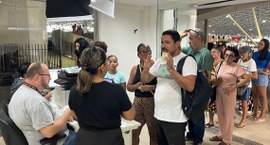 #PraTodosVerem: Na fotografia aparece a imagem de pessoas em uma fila, esperando atendimento na ...