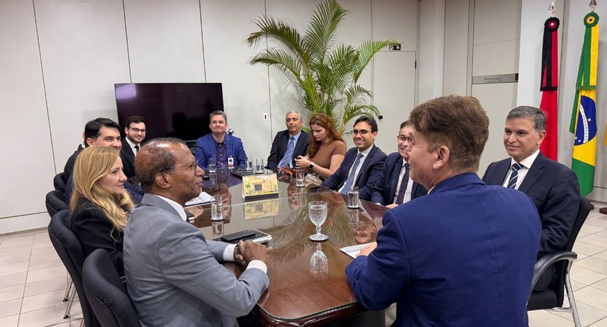 #PraTodosVerem: Na fotografia, aparece várias pessoas sentadas reunidas em torno da mesa, na sal...