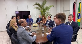 #PraTodosVerem: Na fotografia, aparece várias pessoas sentadas reunidas em torno da mesa, na sal...