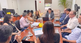 #PraTodosVerem: Na fotografia aparece um grupo de pessoas reunidas em torno de uma mesa retangular