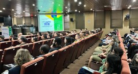 #PraTodosVerem: Na fotografia aparecem pessoas sentadas na sala de sessões do TRE-PB assistindo ...
