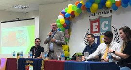 #PraTodosVerem: Na fotografia aparece o servidor do TRE-PB José Cassimiro palestrando na escola ...