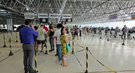 #PraTodosVerem: Na fotografia mostra um amplo pavilhão com teto de estrutura metálica industrial...