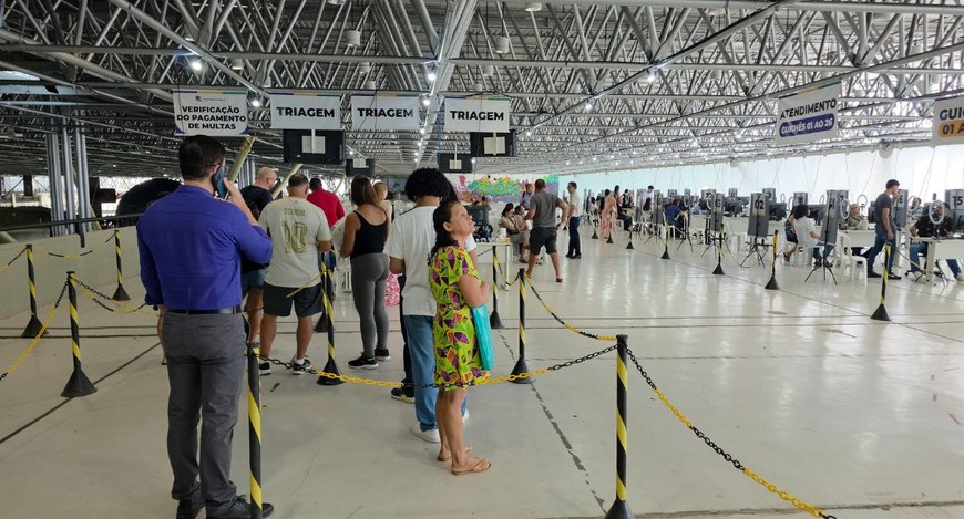 #PraTodosVerem: Na fotografia mostra um amplo pavilhão com teto de estrutura metálica industrial...