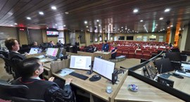 #PraTodosVerem: Na fotografia, aparece a sala de sessões com os estudantes sentados, enquanto a ...