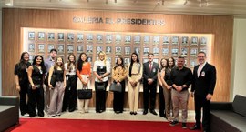 #PraTodosVerem: Na fotografia aparecem várias pessoas em frente a galeria dos desembargadores, n...