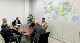 #PraTodosVerem: Na fotografia aparece uma sala em obras tendo duas escadas abertas e três pessoa...