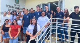 Capa#PraTodosVerem: Na fotografia aparecem vários jovens em frente ao Fórum Eleitoral de Guarabira.