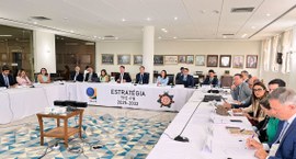 Gestão Estratégica apresenta balanço do último quadrimestre de 2025 #PraTodosVerem: Na fotografia de capa homens e mulheres sentados em uma mesa, que tem o nome Est...