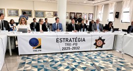 Evolução dos 20 projetos estratégicos do TRE-PB será apresentada na 2ª RAE #PraTodosVerem: Na fotografia homens e mulheres sentados em uma mesa, que tem o nome Estratégia,...