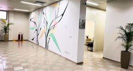 Humanização nos espaços da Justiça Eleitoral continua #PraTodosVerem: Na fotografia aparece uma intervenção artística na a área de circulação do 6° an...