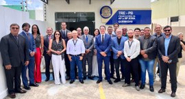 #PraTodosVerem: Na fotografia aparecem diversas pessoas posando em frente ao novo Fórum Eleitora...