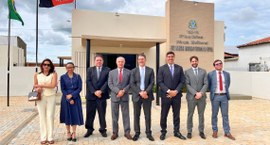 #PraTodosVerem: Na fotografia aparece um grupo de pessoas posando em frente a fachada do Fórum E...