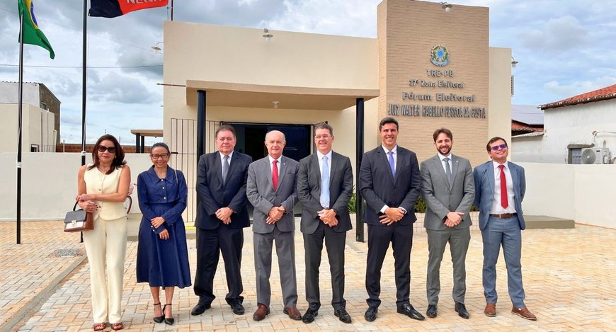 #PraTodosVerem: Na fotografia aparece um grupo de pessoas posando em frente a fachada do Fórum E...
