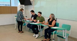 #PraTodosVerem: Na fotografia aparecem três mesários atuando numa sessão, tendo uma eleitora em ...