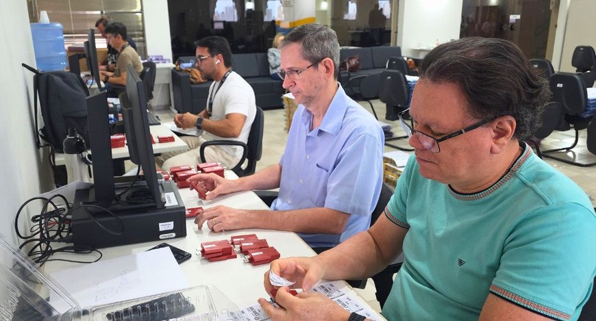 A geração das mídias das urnas eletrônicas aconteceu neste sábado (10) e a preparação acontece a...