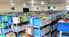 #PraTodosVerem: Na fotografia aparece uma sala ampla repleta de caixas de arquivos organizadas e...