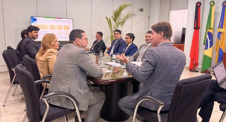 #PraTodosVerem: Na fotografia aparece uma reunião institucional. Várias pessoas, vestidas com tr...