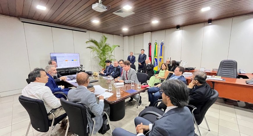 Capa#PraTodosVerem: Na fotografia aparece várias pessoas na sala da Presidência do TRE-PB.