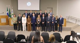 #PraTodosVerem: Na fotografia, aparece um grupo de pessoas formalmente vestidas, posicionadas em...