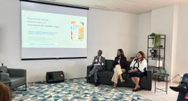 #Pratodosverem: Na fotografia aparece três pessoas sentadas dialogando sobre o combate ao racism...