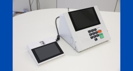 #PraTodosVerem: Na fotografia aparece uma urna eletrônica de votação sobre uma mesa.