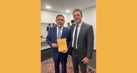 Capa: #PraTodosVerem: Na fotografia aparecem dois homens em pé, lado a lado. Um deles segura um ...