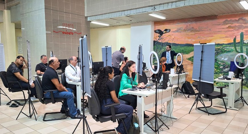 #PraTodosVerem: Na fotografia aparece estações de atendimento da biometria montadas no térreo do...