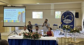 #Capa#Pratodosverem: Na fotografia aparece um homem em pé falando ao microfone sobre o evento Co...