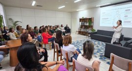 #PraTodosVerem: Na fotografia aparece um grupo de mulheres sentadas na sala assistindo a uma pal...