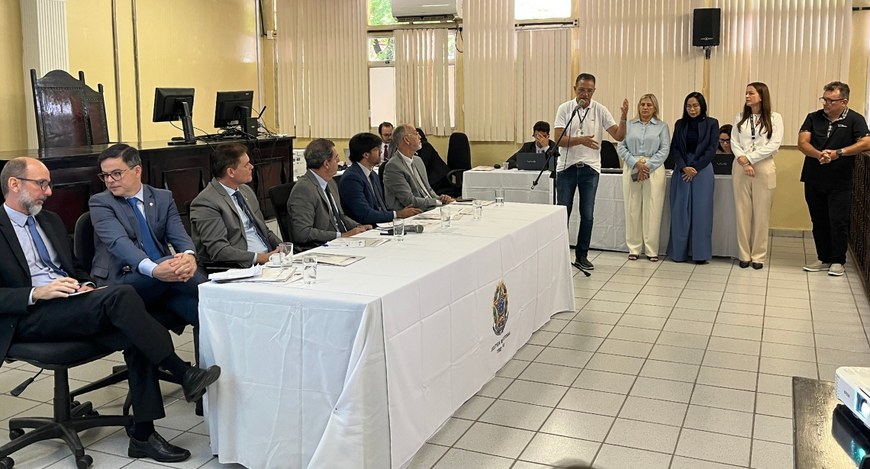 #PraTodosVerem: Na fotografia aparece um grupo de homens e mulheres em um ambiente interno. À es...