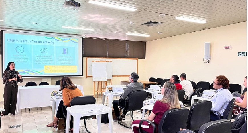 Capacitação prepara servidores para repassar, de forma padronizada, orientações aos mesários que...