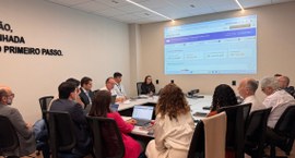 #PraTodosVerem: Na fotografia aparece um grupo de pessoas em uma reunião de trabalho ao redor de...