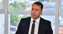 #PraTodosVerem: Na fotografia aparece o juiz Rodrigo Marques tendo ao fundo uma janela de vidro ...