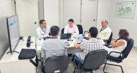 Posto de atendimento ao eleitor será instalado no Espaço Cultural a partir de 16/03 Capa#PraTodosVerem: Na fotografia aparece várias pessoas em reunião sobre o final do cadastro el...