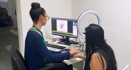 #PraTodosVerem: Na fotografia aparece uma eleitora coletando a biometria, em um guichê de atendi...